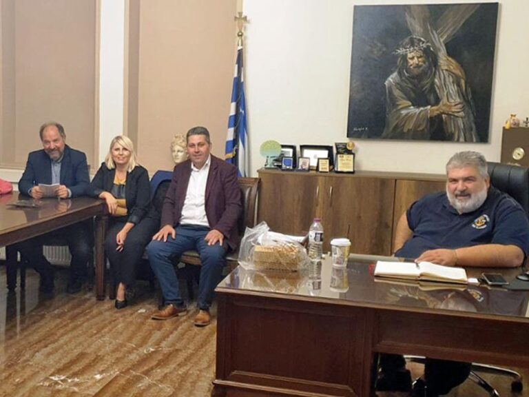 Συνάντηση Δημάρχου Εορδαίας με τον Πρόεδρο και τα μέλη του συμβουλίου της Κοινότητας Αναργύρων, καθώς και με αντιπροσωπεία της Επιτροπής Αγώνα. Συζήτηση για την πορεία της μετεγκατάστασης του οικισμού.
