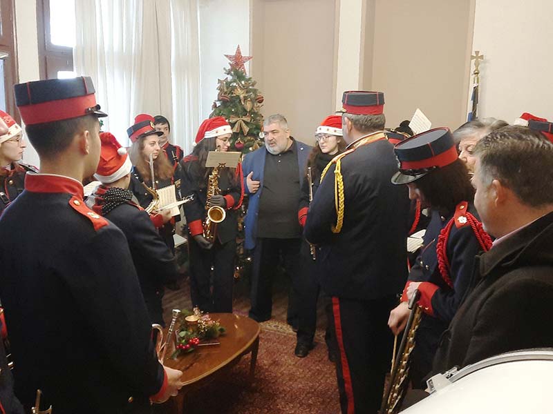 Η Φιλαρμονική Ορχήστρα Δήμου Εορδαίας «Ο Αριστοτέλης» με Χριστουγεννιάτικα τραγούδια και μελωδίες, στο γραφείο του Δημάρχου Παναγιώτη Πλακεντά.