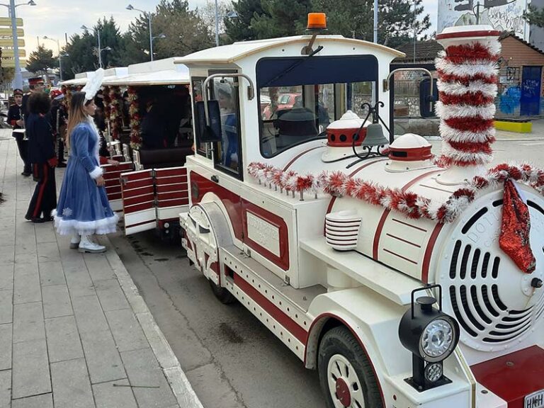 Μέχρι και το μεσημέρι του Σαββάτου 7 Ιανουαρίου συνεχίζει τις διαδρομές του στην Πτολεμαΐδα, το Χριστουγεννιάτικο τρένο του Δήμου Εορδαίας. Το Θεματικό Πάρκο των Γιγαντιαίων Δεινόσαυρων θα λειτουργήσει μέχρι και την Κυριακή 8 Ιανουαρίου 2023.