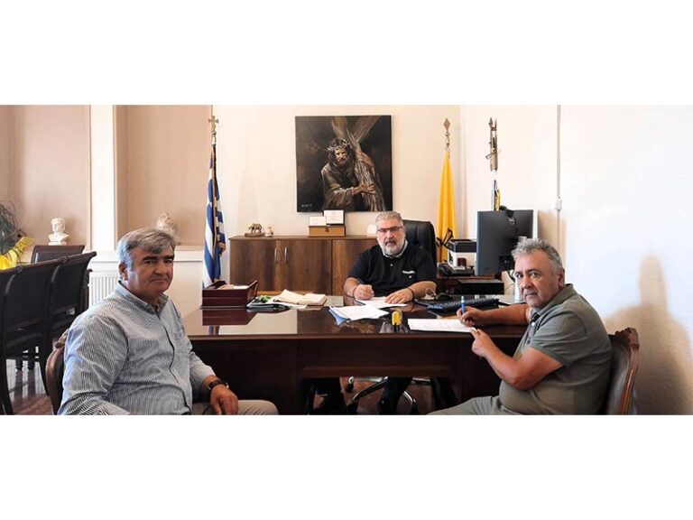 Την σύμβαση για τις εργασίες κατασκευής τοιχίου αντιστήριξης στην Κοινότητα Αναρράχης, υπέγραψε σήμερα το πρωί ο Δήμαρχος Εορδαίας Παναγιώτης Πλακεντάς.